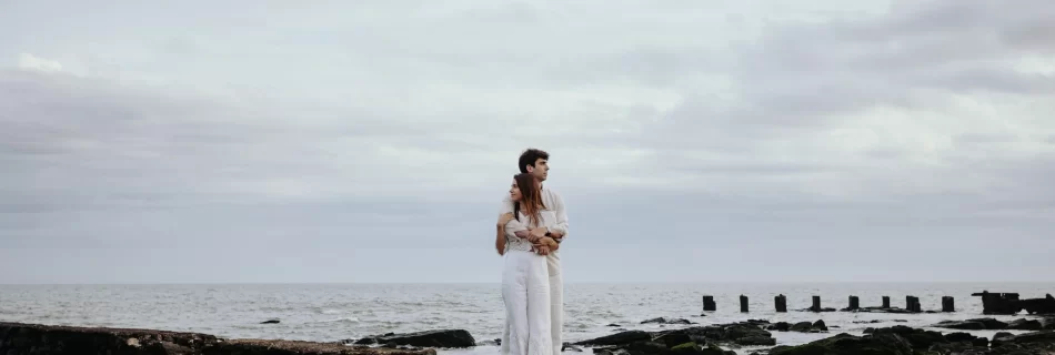 pareja en su sesión de preboda en la playa de uruguay