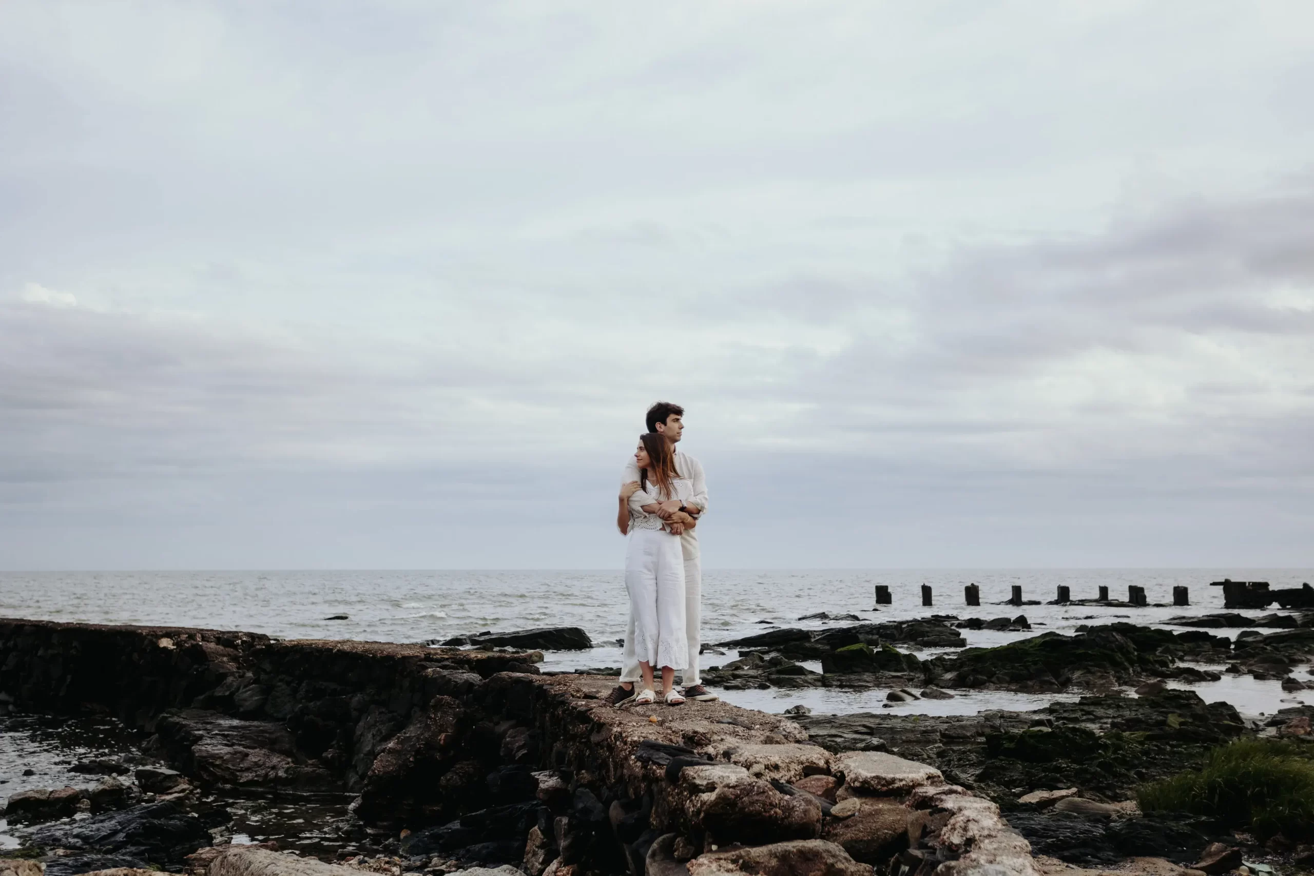 pareja en su sesión de preboda en la playa de uruguay