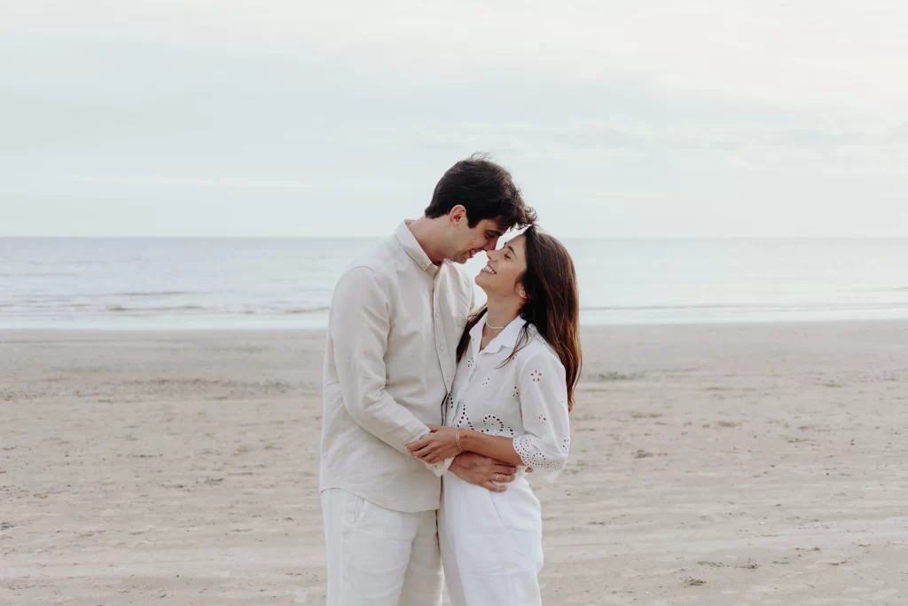 Pareja de novios en su sesión fotográfica de preboda en una playa de Uruguay