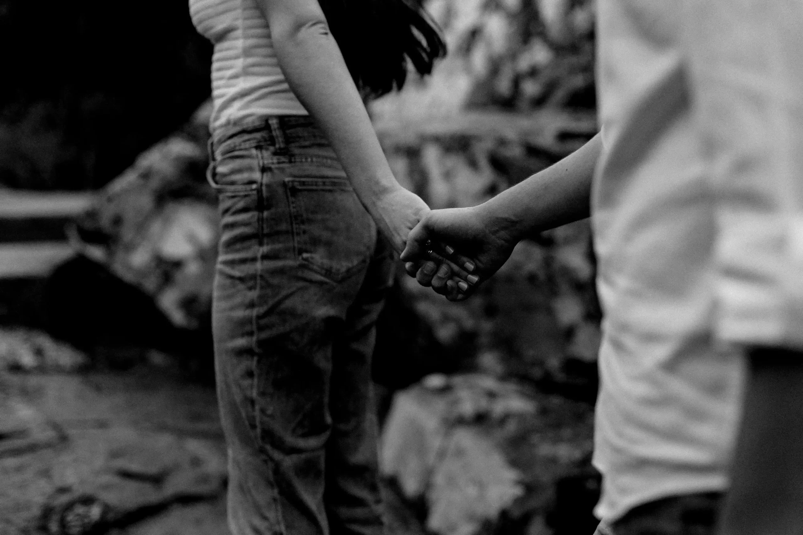 Pareja de novios agarrados de la mano, capturado por fotógrafos de boda en Uruguay