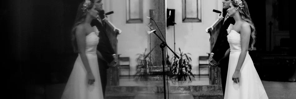 Una novia y un violinista en un elegante interior, capturados en un momento íntimo de música y celebración, con una atmósfera etérea creada por la iluminación suave y las sombras