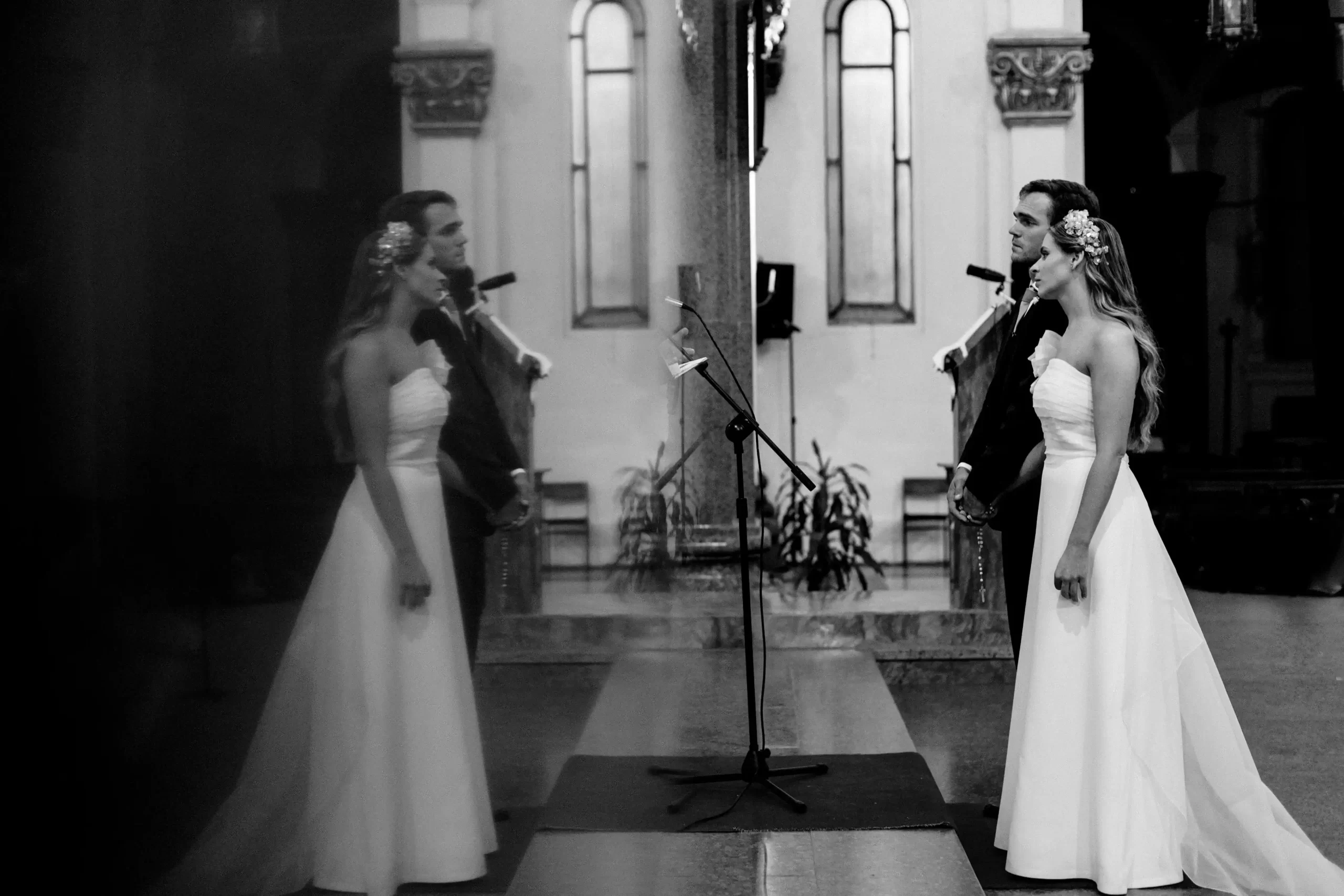 Una novia y un violinista en un elegante interior, capturados en un momento íntimo de música y celebración, con una atmósfera etérea creada por la iluminación suave y las sombras